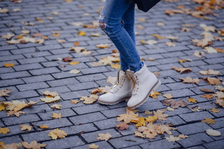 What Shoes To Wear With Mom Jeans